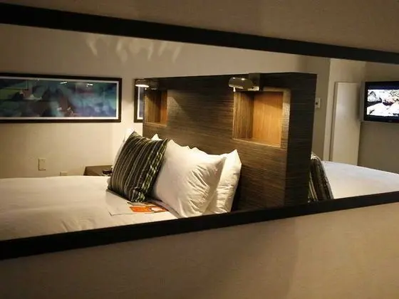 Hilton Toronto Airport Hotel & Suites