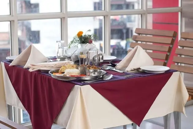 Hotel Himalaya Hub - Yerinde Yemek