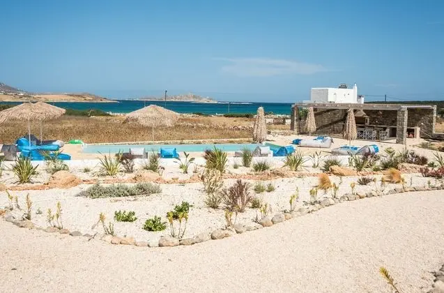 Hip family pool villa near the beach by VillaRentalsgr - Dış Mekan