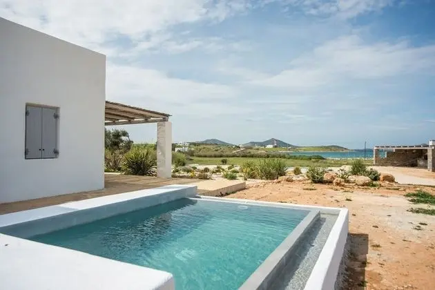 Hip family pool villa near the beach by VillaRentalsgr - Havuz