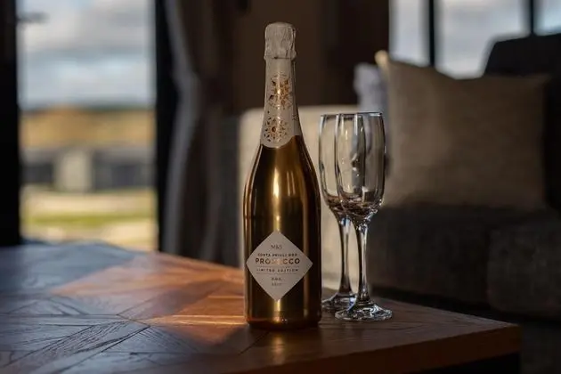 Hiraeth - Luxury Lodge With Hot Tub Close to Beach