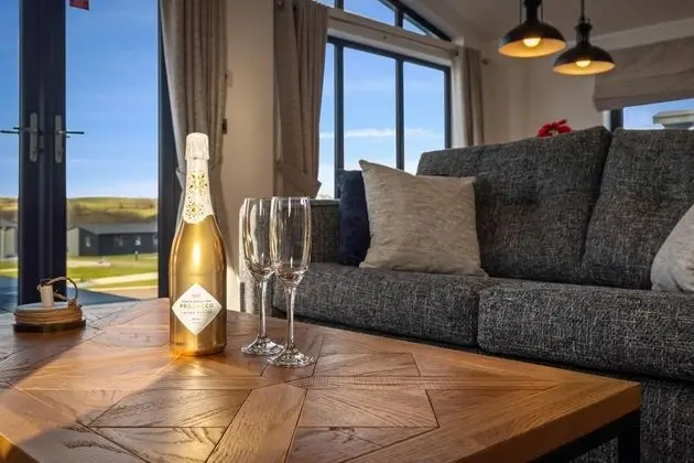 Hiraeth - Luxury Lodge With Hot Tub Close to Beach - Oda