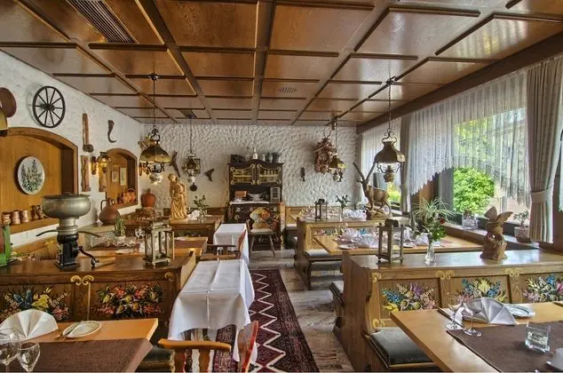 Hotel Hirsch - Yerinde Yemek