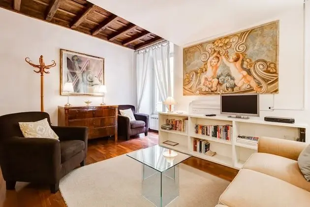 Historical Apartment near Spanish Steps - İç Mekan