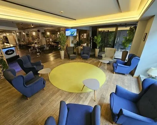 Hit Hotel - Lobi