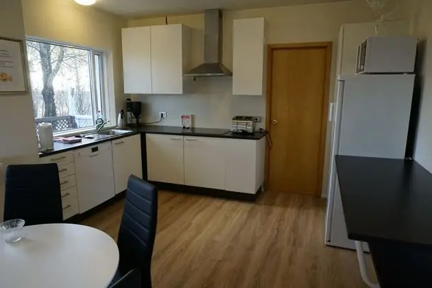 Hlíðarból Apartments - Mutfak