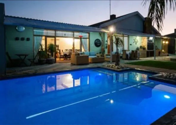Hobie Beach Guest House - Havuz
