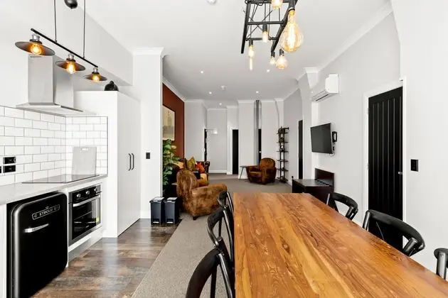 Hokitika Fire Station Boutique Accommodation - Mutfak
