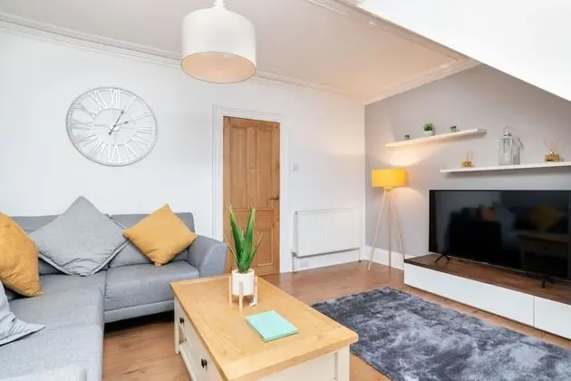 Holburn Apartment - Vibrant Modern Apartment