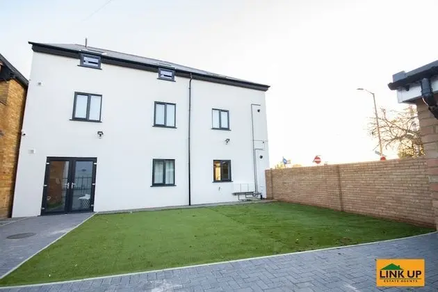 Holden Court - Öne Çıkan Resim