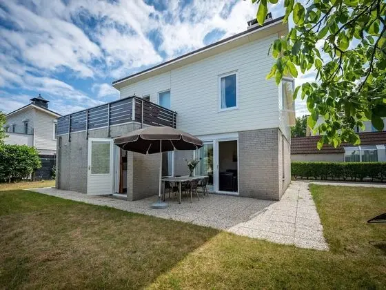 Holiday Bungalow Quietly Located Within Walking Distance of the Oosterschelde