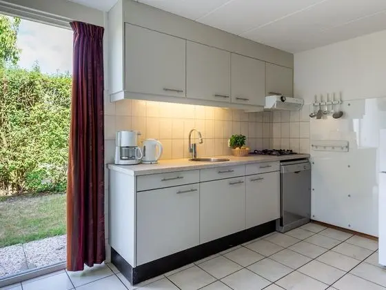 Holiday Bungalow Quietly Located Within Walking Distance of the Oosterschelde - Mutfak