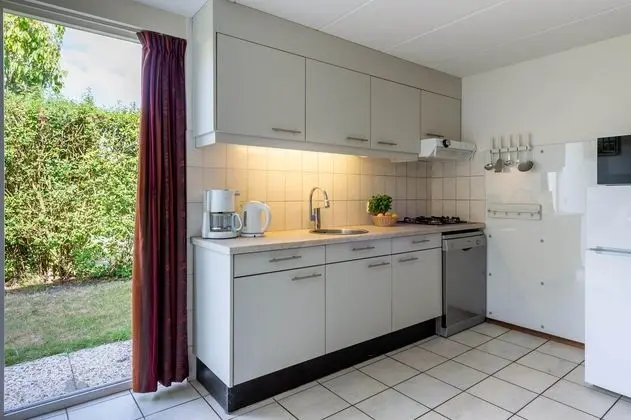 Holiday Bungalow Quietly Located Within Walking Distance of the Oosterschelde - Mutfak