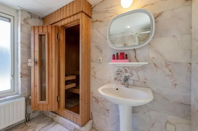 Holiday Bungalow Quietly Located Within Walking Distance of the Oosterschelde - Spa