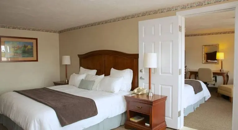 Holiday Hill Inn & Suites