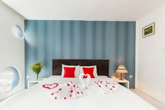 Holiday Hotel - Öne Çıkan Resim