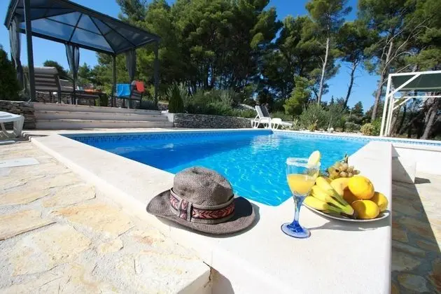 Holiday Home Ela - Three Bedroom Holiday Home With Outdoor Pool ST ID Direct Booker 9426