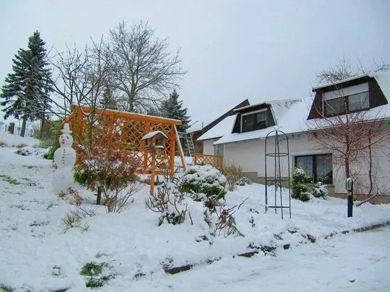Holiday Home with Garden & Terrace near Rennsteig in Thuringian Forest - Dış Mekan