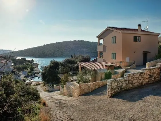 Holiday Home With Outdoor Hot Tub, Near the Sea