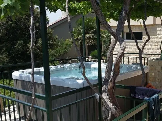Holiday Home With Outdoor Hot Tub, Near the Sea - Spa