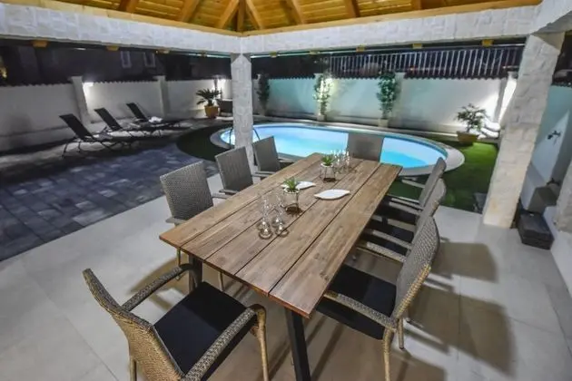 Holiday Home with Pool Oaza