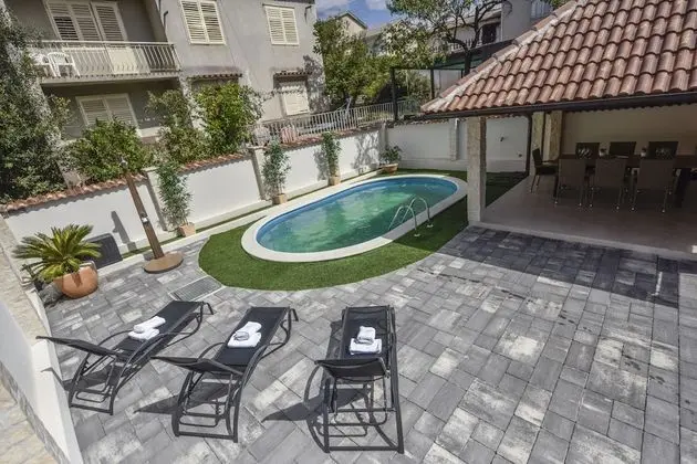 Holiday Home with Pool Oaza
