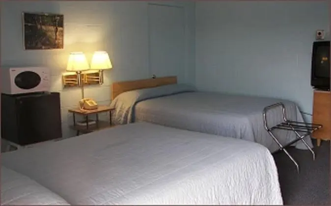 Holiday Host Motel - Oda