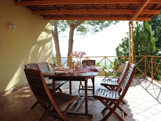 Holiday House with Pool near Sea, Beach, & Caves - Oda Düzeni