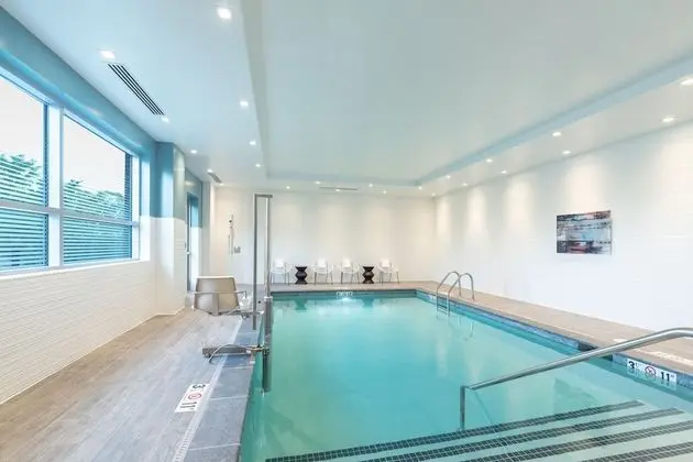 Holiday Inn Boston Logan Airport - Chelsea, an IHG Hotel - Havuz