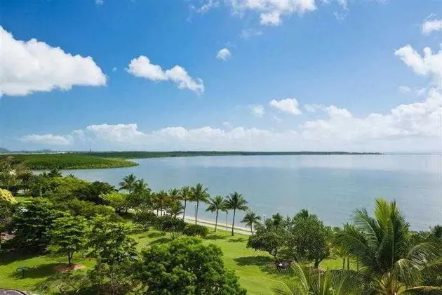 Holiday Inn Cairns Harbourside - Plaj