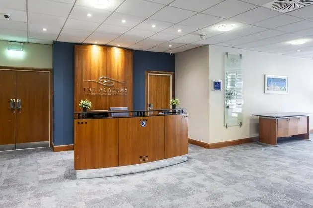 Holiday Inn Cardiff City - Lobi