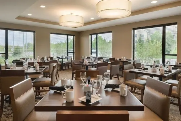 Holiday Inn Chicago - Schaumburg, an IHG Hotel - Yerinde Yemek