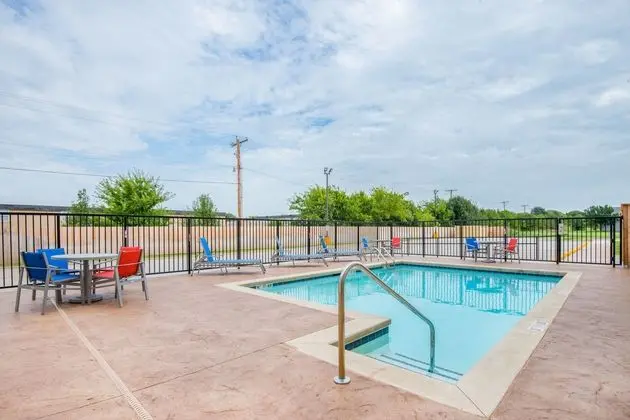 Holiday Inn Express 6 Suites Stillwater University - Havuz