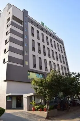 Holiday Inn Express Ahmdabad Prahlad Nagar, an IHG Hotel - Dış Mekan