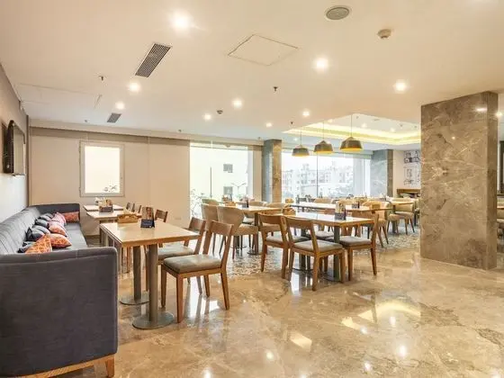 Holiday Inn Express Ahmdabad Prahlad Nagar, an IHG Hotel - Yerinde Yemek
