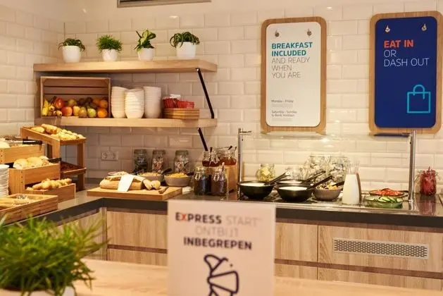Holiday Inn Express Amsterdam - City Hall - Yeme / İçme