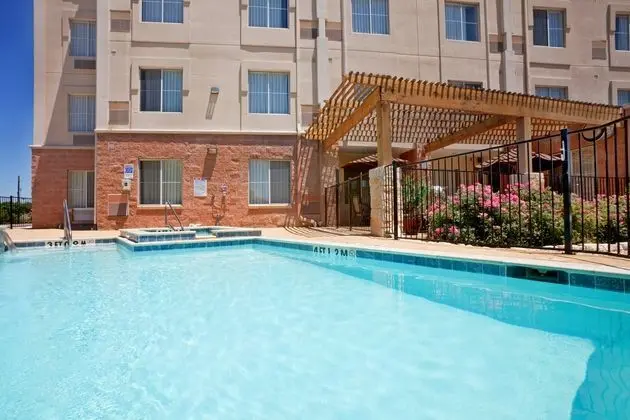 Holiday Inn Express and Suites Dallas Park Central - Havuz