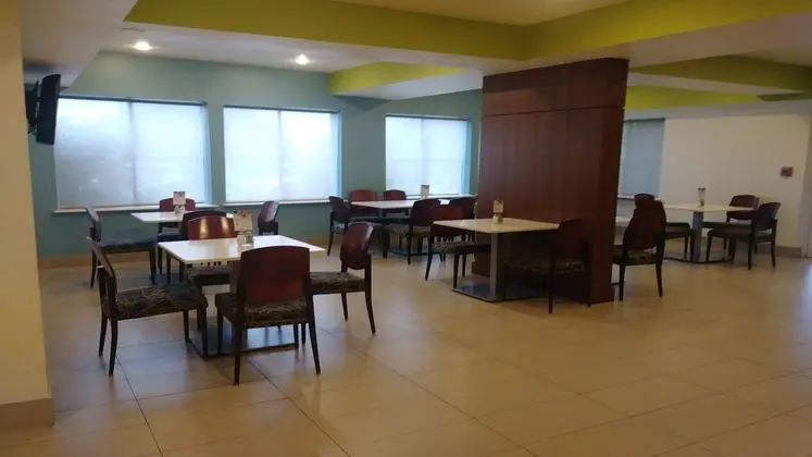 Holiday Inn Express and Suites Dallas Park Central - Yeme / İçme