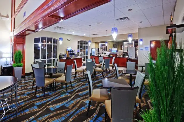 Holiday Inn Express and Suites Oklahoma City Penn - Yeme / İçme