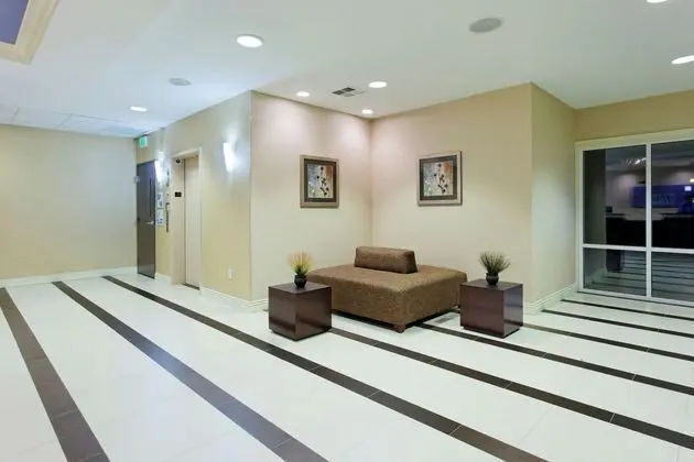 Holiday Inn Express Benicia - Lobi