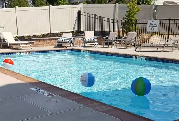 Holiday Inn Express Bordentown - Trenton South - Havuz