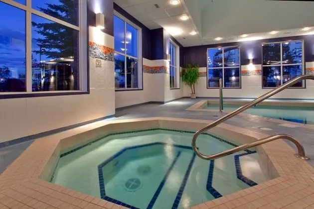 Holiday Inn Express Calgary-South - Havuz