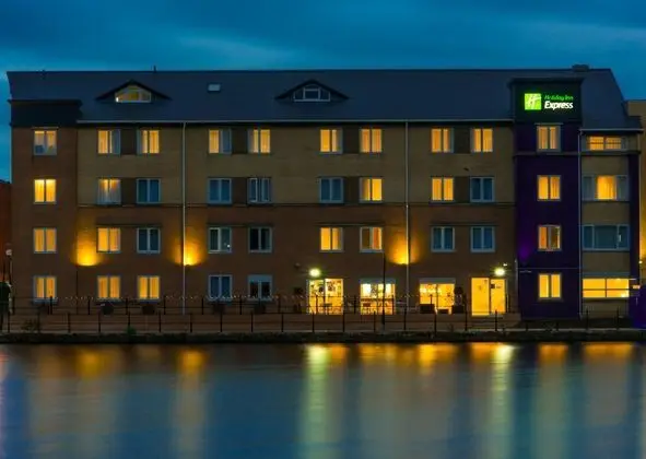 Holiday Inn Express Cardiff Bay - Dış Mekan
