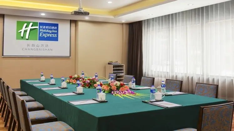 Holiday Inn Express Changbaishan - İş / Konferans