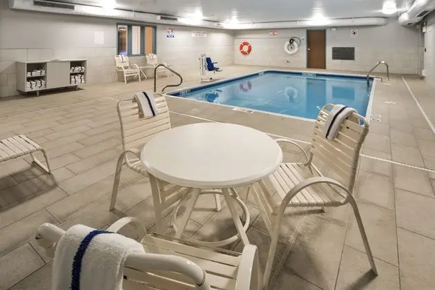 Holiday Inn Express Chicago NW Vernon Hills - Havuz