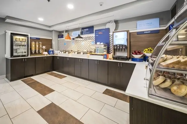 Holiday Inn Express Chicago NW Vernon Hills - Yeme / İçme
