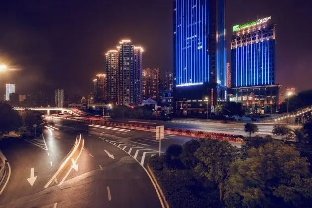 Holiday Inn Express Chongqing Guanyinqiao, an IHG Hotel - Dış Mekan