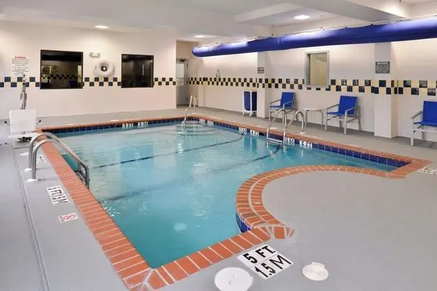 Holiday Inn Express Clanton - Havuz