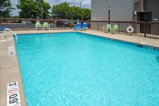 Holiday Inn Express Clayton Se Raleigh - Havuz