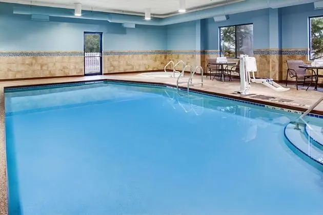 Holiday Inn Express Coralville, an IHG Hotel - Havuz